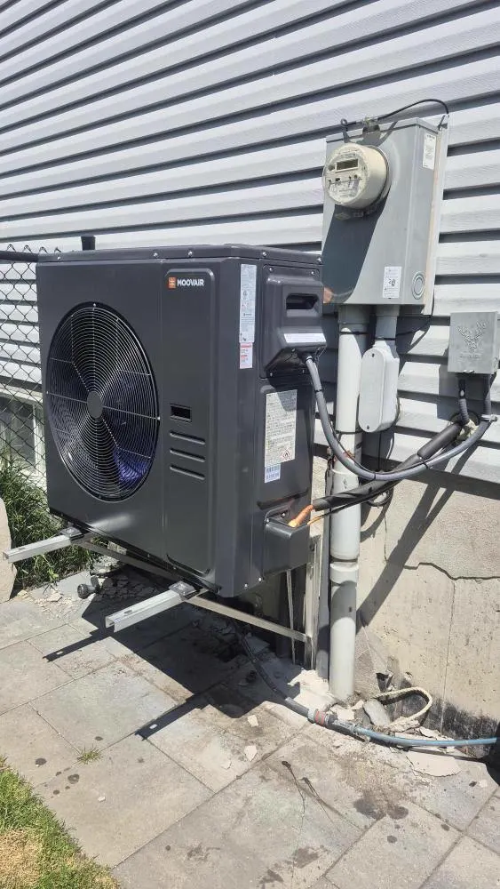Unité extérieure et raccordements électriques le long d’un revêtement gris